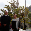Etter seminaret, fikk Kongeparet anledning til å besøke Den blå moské og Hagia Sofia. Her med Den blå moské - eller Sultan Ahmet-moskeen, som den egentlig heter - i bakgrunnen (Foto: Lise Åserud, NTB scanpix)